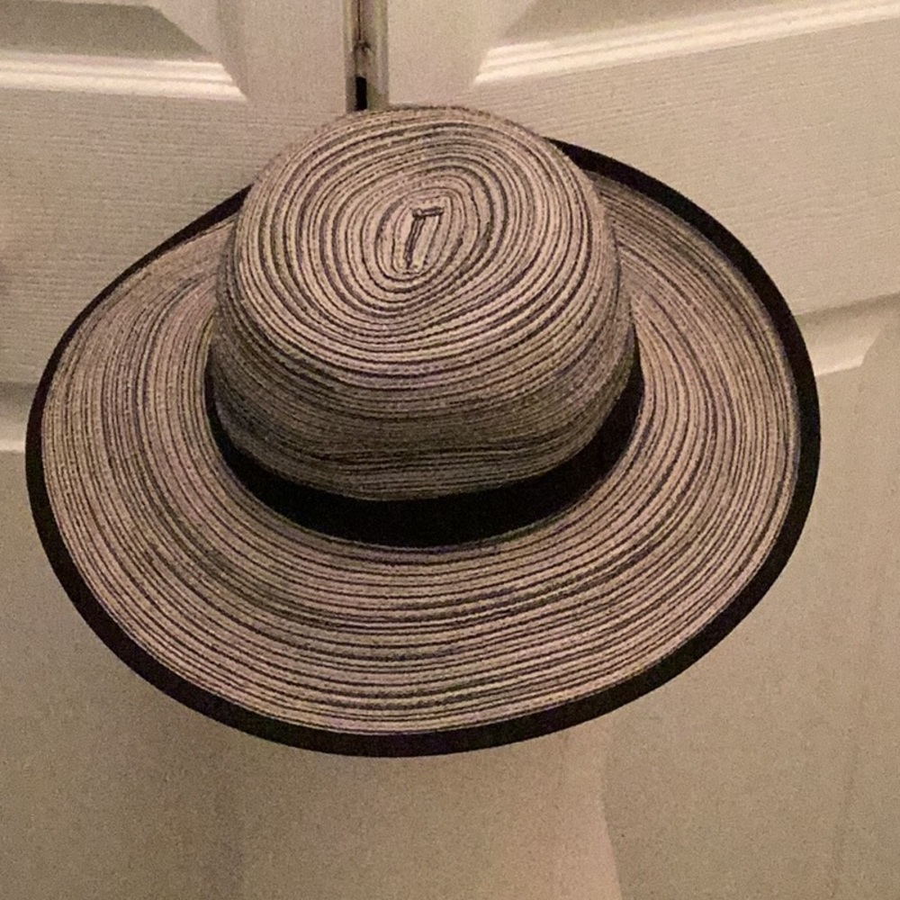 🖤NWT FUN Solar Escape Adjustable Hat Closet Must Have 🖤